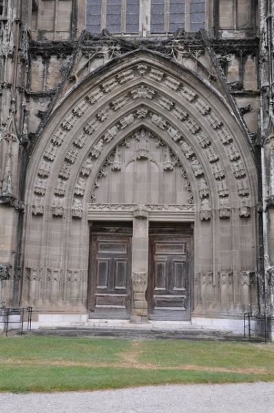 Eglise abbatiale : le grand portail