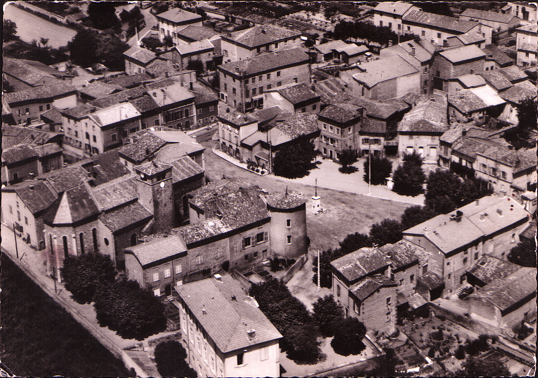 Brindas - Vue aérienne du bourg vers 1945-1950 environ