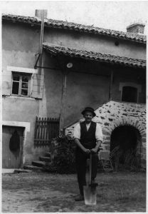 Maison VÉRICEL - Cultivateur avec sa pelle