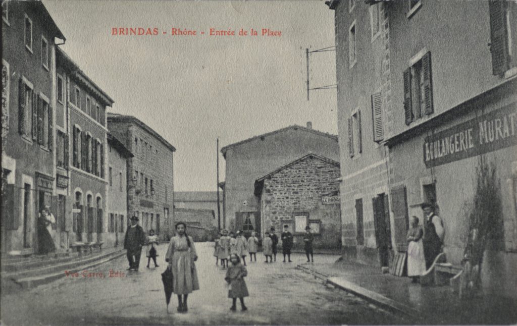 Carte postale - Entrée de la place - Boulangerie Murat