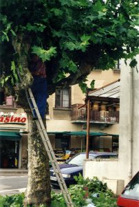 19 septembre 1999 : Fernand dégage la vue pour l'arrivée des cloches 19 septembre 1999 : Fernand dégage la vue pour l'arrivée des cloches