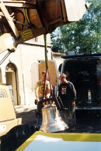 20 septembre 1999 : arrivée des cloches à Brindas 20 septembre 1999 : arrivée des cloches à Brindas