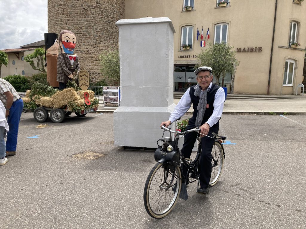 Guignol – Fontaine – Vélosolex Guignol – Fontaine – Vélosolex