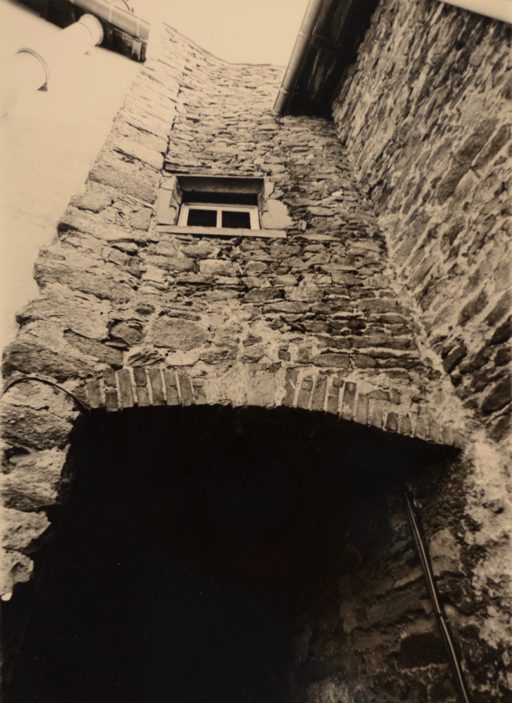 Escalier tournant du château avant construction de la cantine