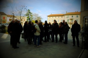 Sur le parvis de l'église  