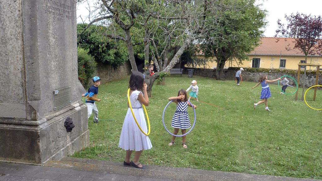 Fontaine – Enfants cerceaux – École primaire 1950s