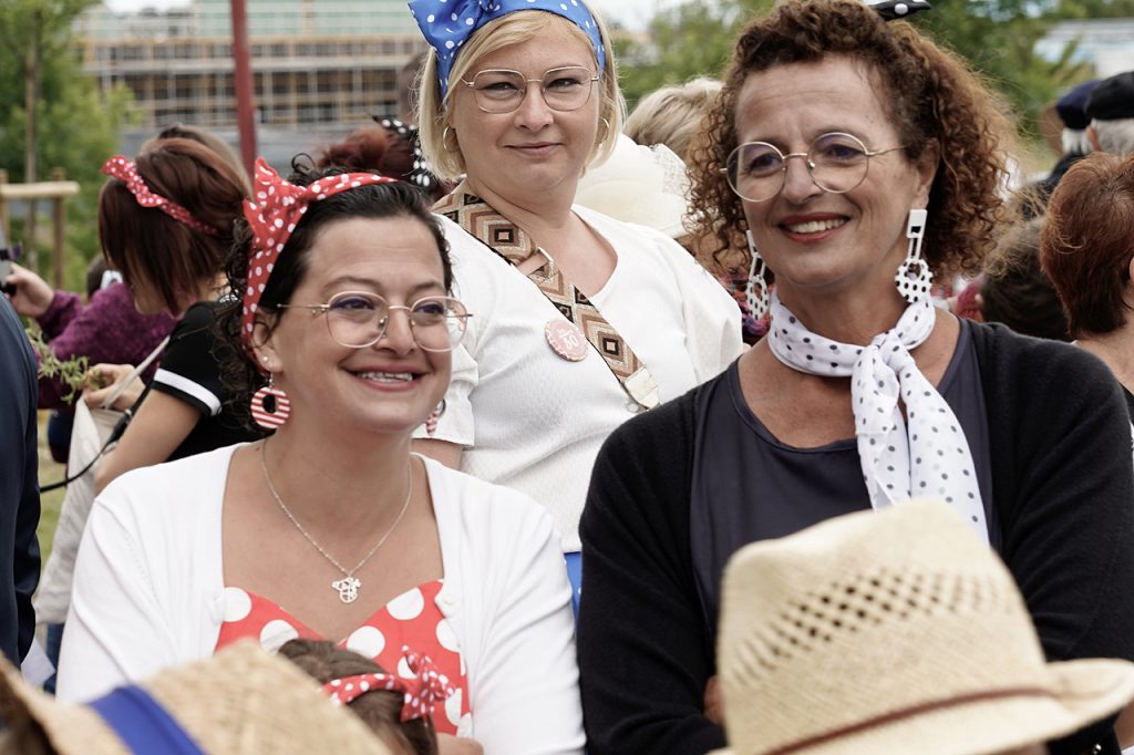 Défilé – Natalie (à droite) et sa fille (à gauche), Blandine (derrière)