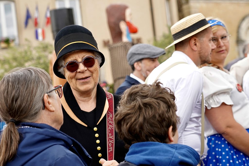 Défilé – Evelyne, Kevin, Blandine (de dos Nicole et son petit-fils)