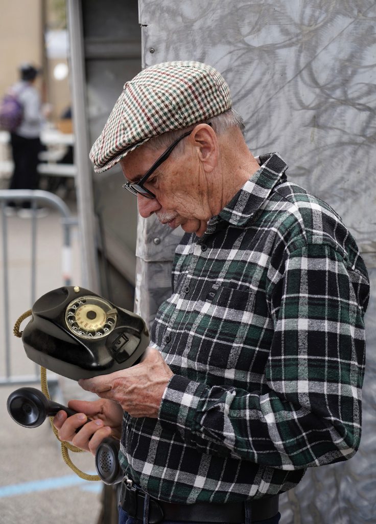 Patrice consulte son téléphone dernier cri