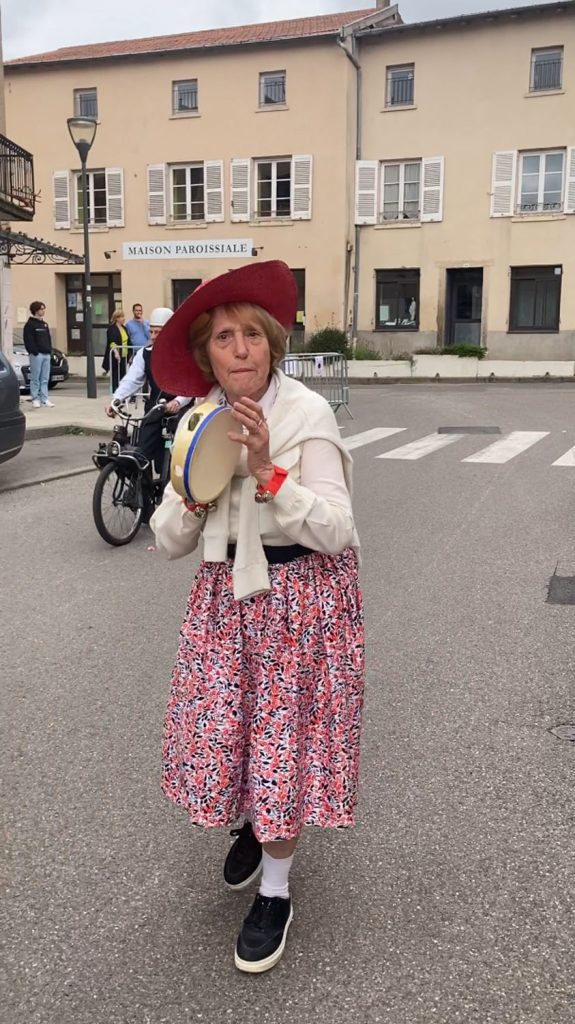 Défilé – Dame au tambourin