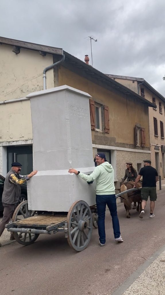 Défilé – La Fontaine Publique